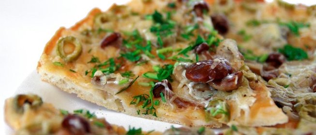 Пицца с опятами и колбасой