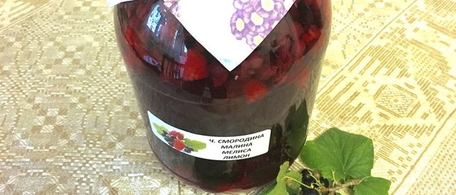 Компот из малины и черной смородины