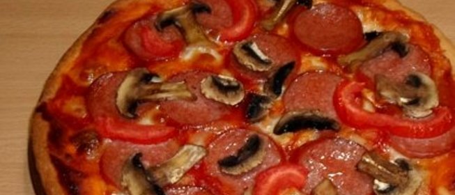 Пицца с колбасой, грибами, помидорами и сыром