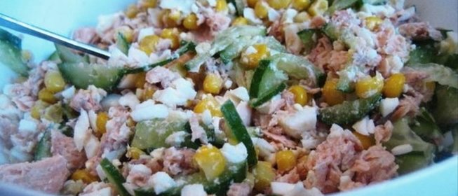 Салат с горбушей и кукурузой
