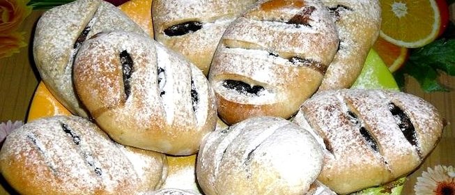 Пирожки с виноградом и орехами