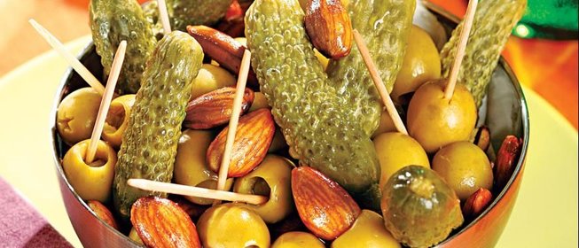 Закуска из оливок, маринованных корнишонов и миндаля