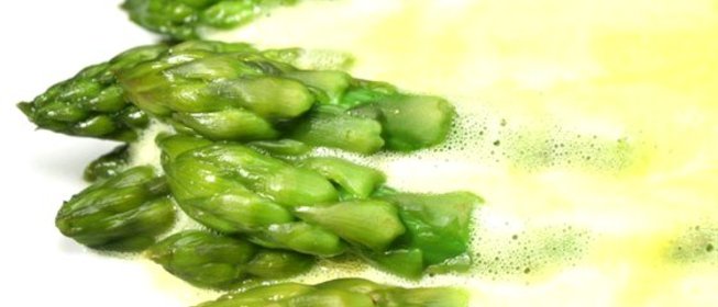 Спаржа в голландском соусе