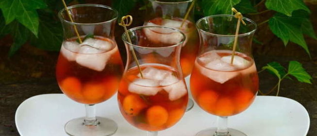 Коктейль с розовым вином и дыней