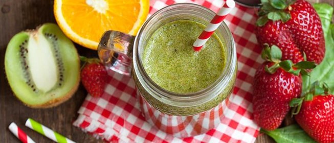 Зеленый смузи с клубникой