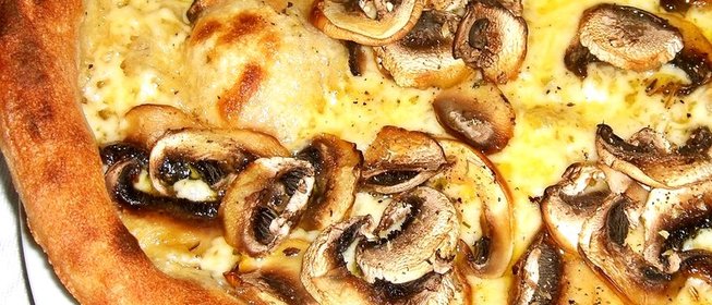 Пицца с грибами и сыром