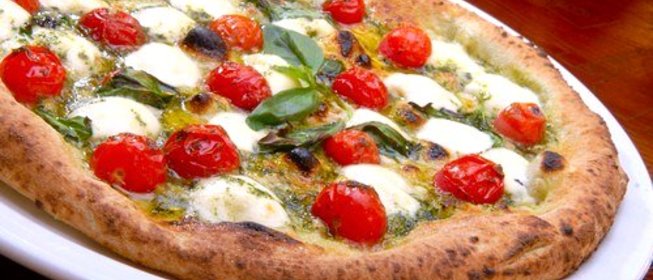 Сырная пицца с базиликом