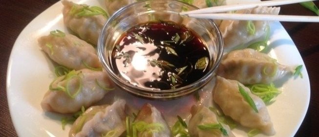Китайские пельмени со свининой и капустой