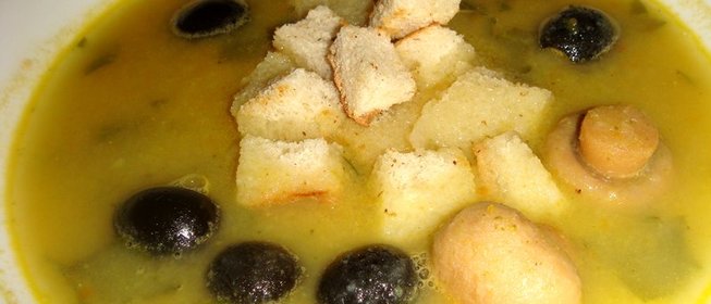 Крем-суп с маслинами, шампиньонами, картофелем и мускатным орехом