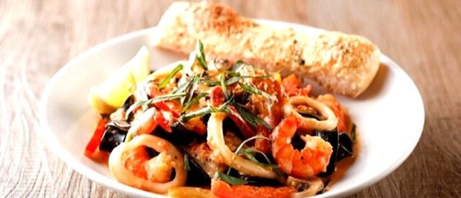 Морской коктейль, жареный с чесноком