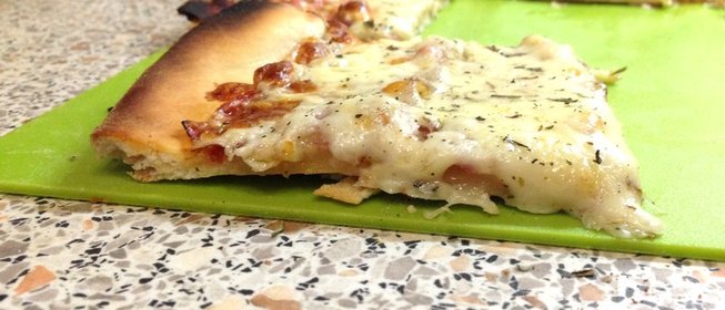 Пицца с грудинкой и луком-шалот