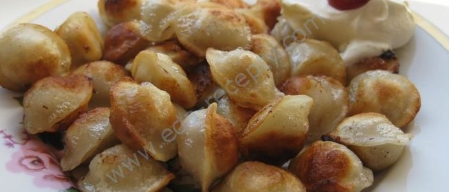 Жареные пельмени на сковороде