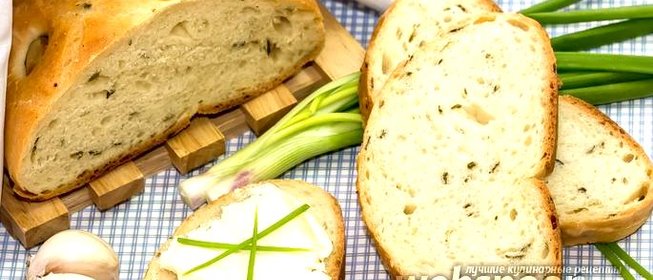 Хлеб с запечённым чесноком и зелёным луком