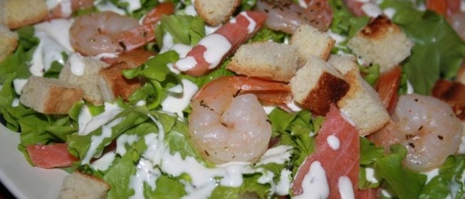 Салат со слабосоленым лососем и коктейльными креветками
