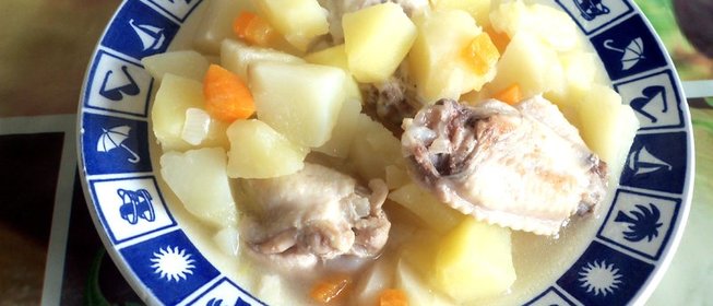 Тушеный картофель с куриными крылышками