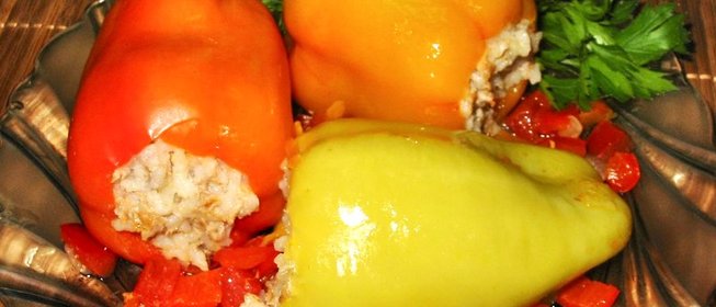 Фаршированный перец на овощной подушке