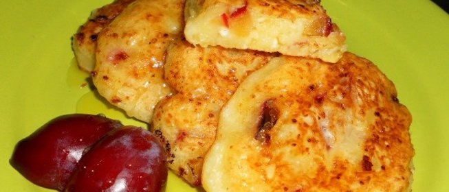 Оладьи творожные со сливами и медом