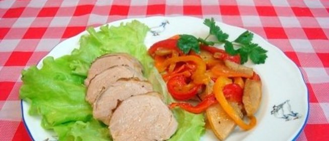 Свинина, запеченная с овощами и айвой