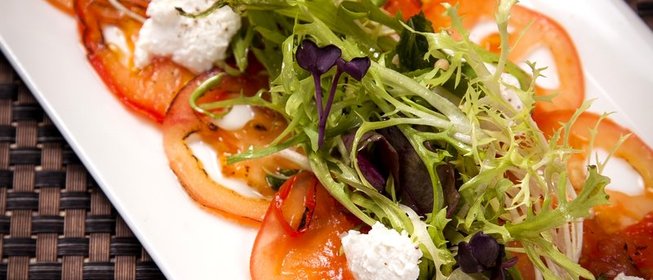 Карпаччо из томатов с мятным миксом и рикотта