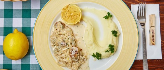 Клецки из щуки в икорном соусе