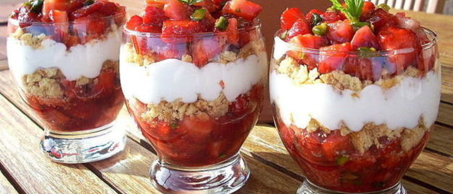 Десерт с клубникой и песочным печеньем