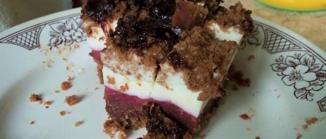 Бисквитное пирожное с ягодным желе и сливочным муссом