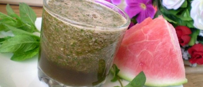 Зеленый коктейль с арбузом