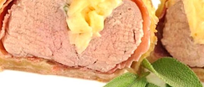 Свинина, запеченная в тесте, с соусом на основе сидра и бренди