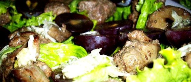 Салат с виноградом и куриной печенью