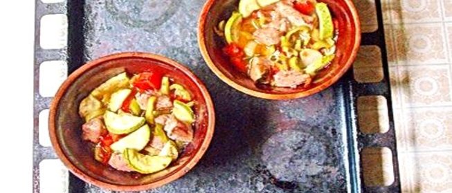 Свинина в горшочках с первыми летними овощами