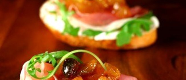 Тосты с сыром, прошутто и инжирным джемом