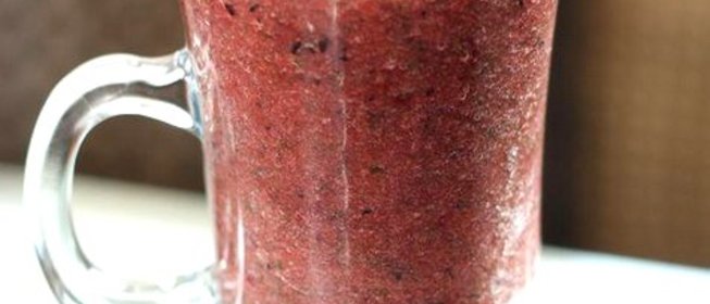 Зеленый коктейль с грушей и голубикой