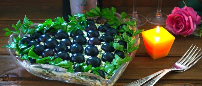 Салат с виноградом и капустой