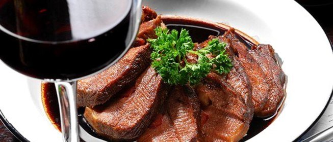 Говядина в винном соусе