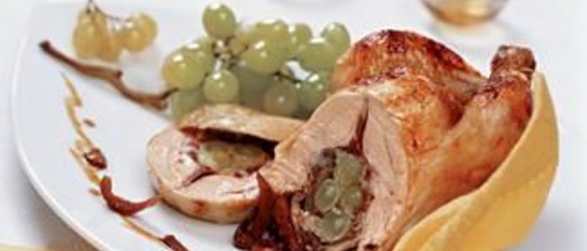 Цыпленок, фаршированный виноградом с белыми грибами