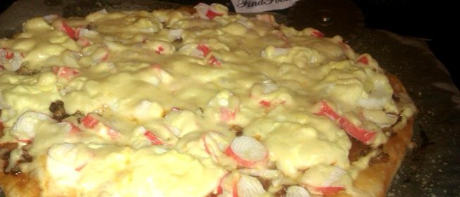 Пицца с крабовыми палочками и яйцом