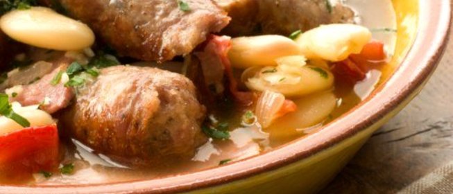 Колбаски с фасолевым рагу с соусом персилад