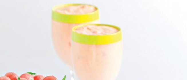 Коктейль на кокосовом молоке с арбузом и огурцом