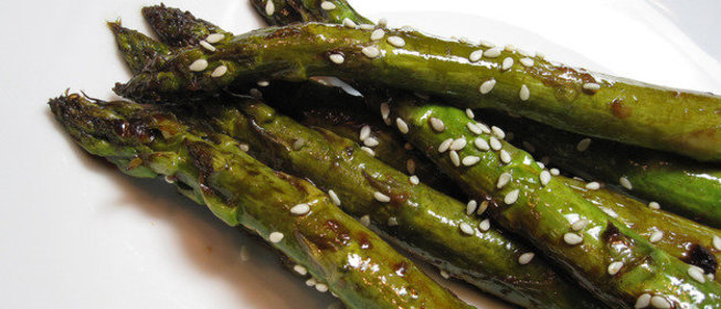 Спаржа с кунжутом