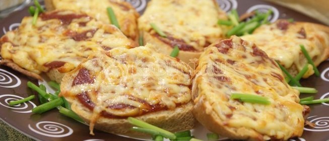 Тосты с томатным соусом и сыром