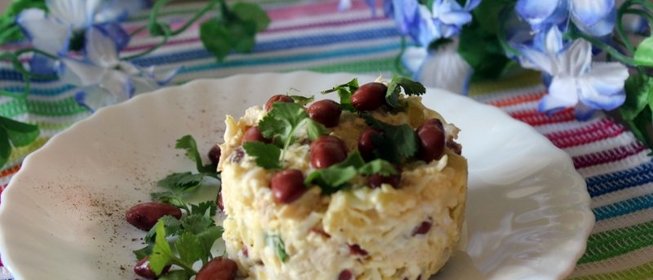 Салат с курицей, фасолью и плавленным сыром