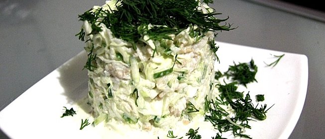 Салат с кальмарами и капустой