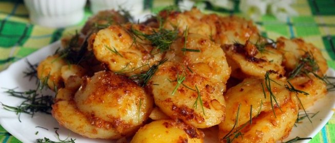 Молодой картофель обжаренный в сливочном масле с паприкой и чесноком