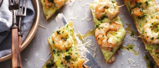 Пицца с чесноком и креветками