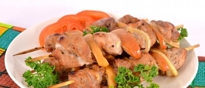 Свинина с яблоками на шпажках в соево-апельсиновом маринаде