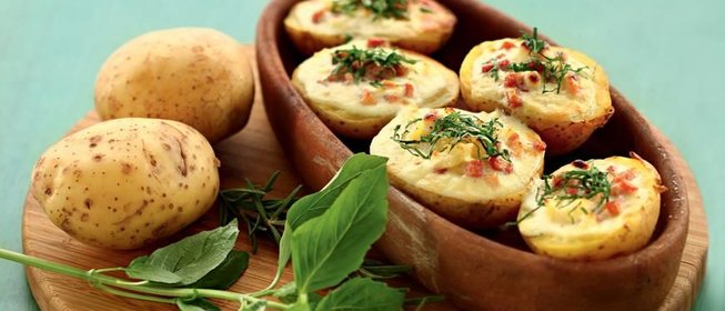 Запеченный в духовке картофель с яйцами и ветчиной