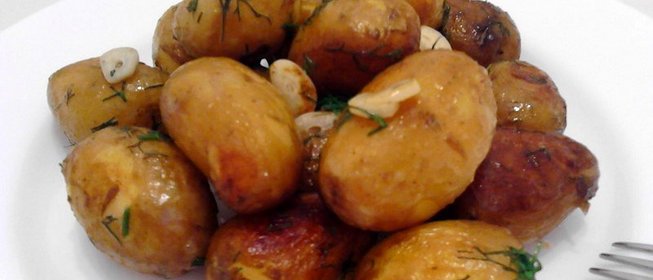 Молодой картофель с чесноком и укропом