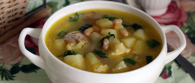 Куриный суп с цветной капустой и консервированной фасолью