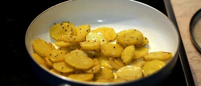 Картофель в духовке с яйцом