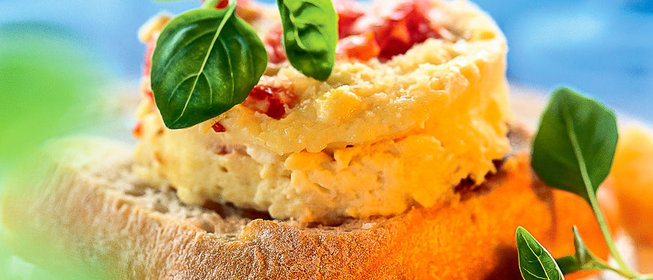 Омлет с томатами и пармезаном